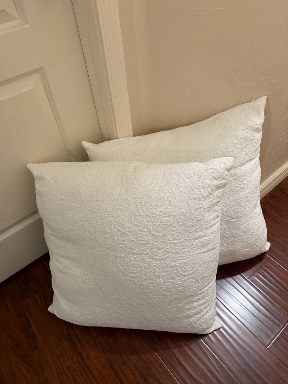 PiuBelle pillows and covers white NEW 26”
